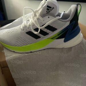 New Adidas runner Sneaker!!